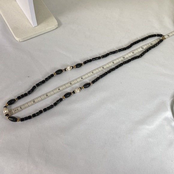 Interesting vintage black faceted barrel bead necklace - Picture 7 of 7